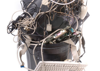 Computeronderdelen in afvalbak